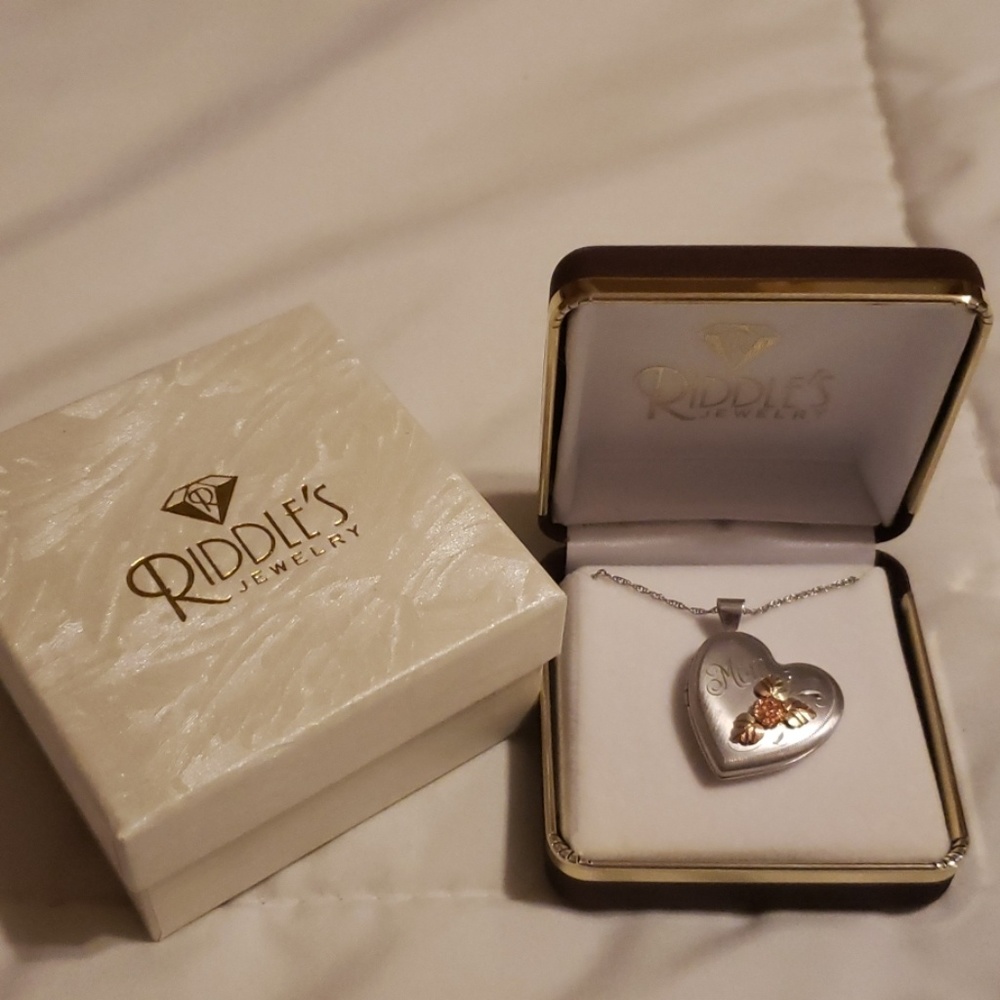 NIB Sterling Silver "MOM" Necklace